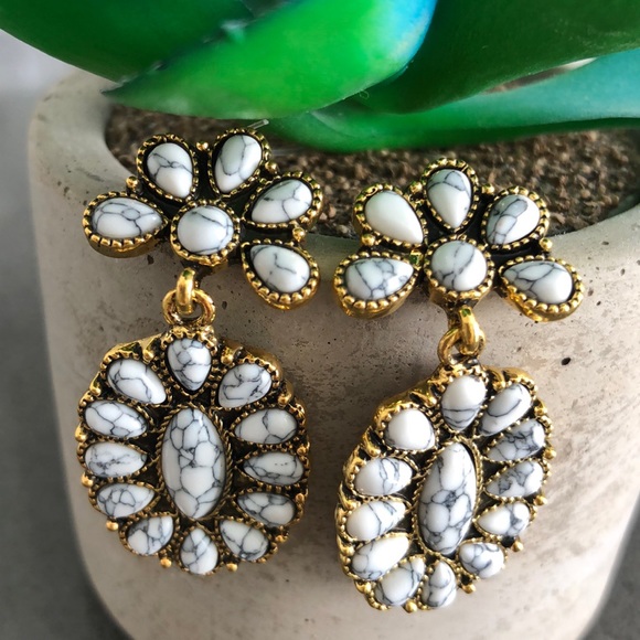 LAST ONE ‼️Vintage Gold Plated Marble Earrings - Picture 4 of 7